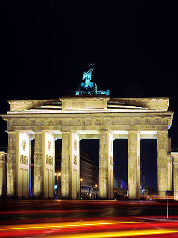 Brandenburger Tor mit Straßenverkehr