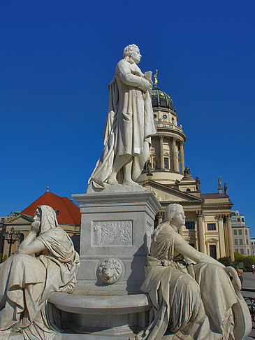 Schillerdenkmal mit dem Französischen Dom Foto 