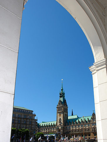 Fotos Blick durch die Bögen der Alster Arkaden auf das Rathaus