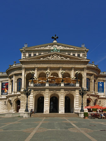 Foto Alte Oper mit Häusern