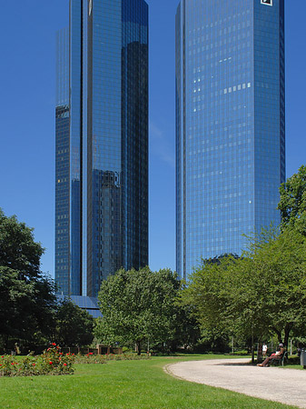 Foto Deutsche Bank mit Weg - Frankfurt am Main