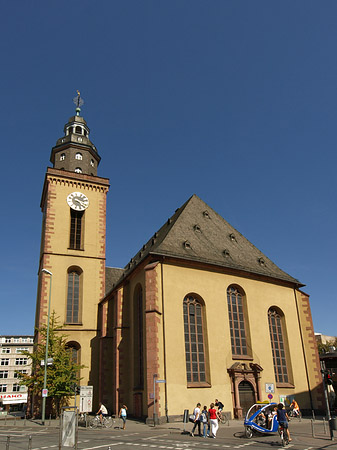 Katharinenkirche mit Straße Fotos