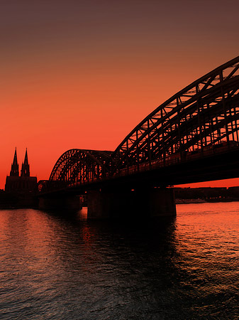 Kölner Dom hinter der Hohenzollernbrücke Fotos