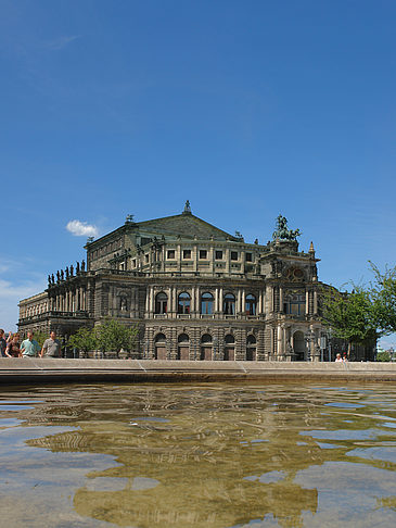 Semperoper mit Springbrunnen Fotos