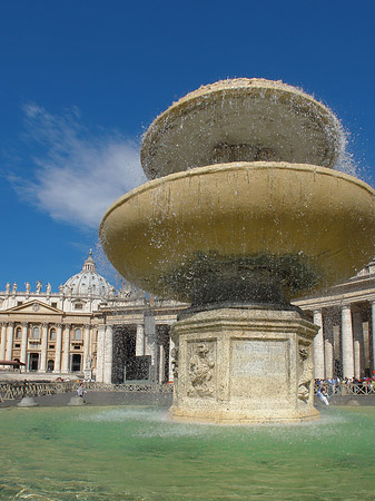 Brunnen mit Petersdom Fotos