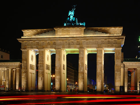 Brandenburger Tor mit Straßenverkehr Foto 