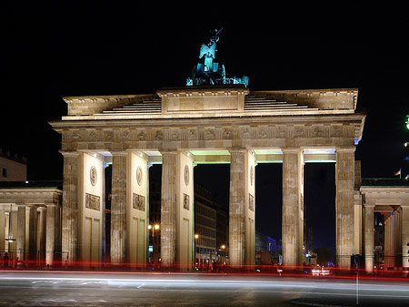 Foto Brandenburger Tor mit Straßenverkehr