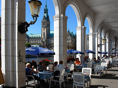 Blick durch die Bögen der Alster Arkaden auf das Rathaus Foto 