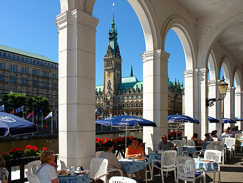 Foto Blick durch die Bögen der Alster Arkaden auf das Rathaus - Hamburg