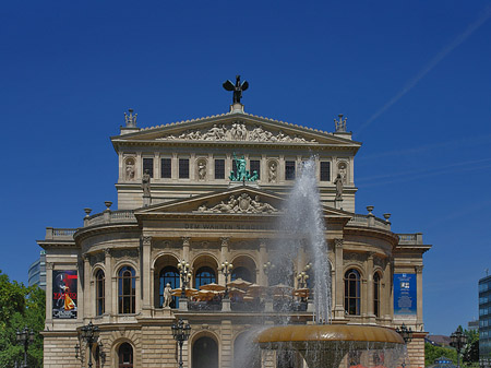 Foto Alte Oper mit Brunnen