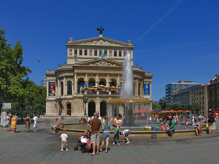 Alte Oper mit Brunnen