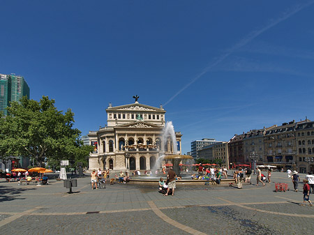 Alte Oper mit Häusern