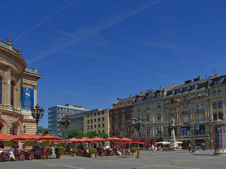 Alte Oper mit Häusern Fotos