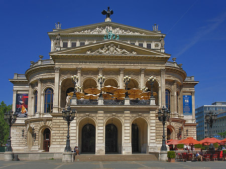 Alte Oper mit Schirmen Foto 