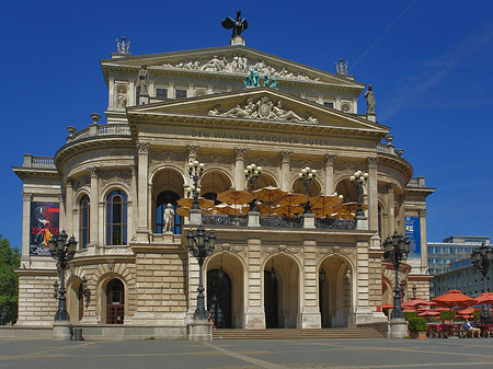 Fotos Alte Oper mit Schirmen