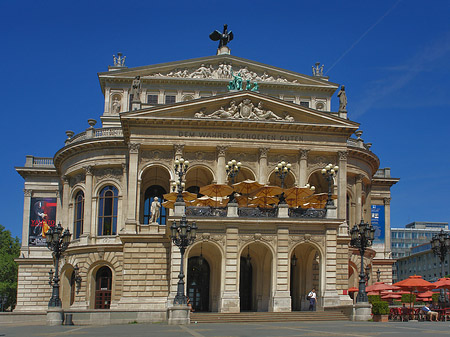 Alte Oper mit Schirmen Fotos