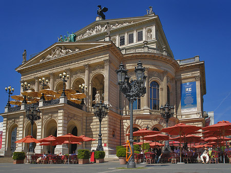 Alte Oper mit Schirmen Foto 