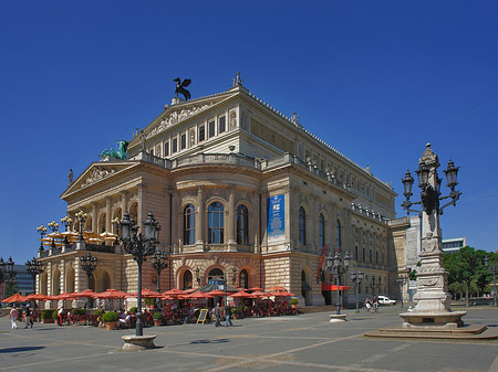 Fotos Alte Oper mit Schirmen