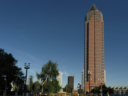 Messeturm mit Ludwig-Erhard-Anlage Foto 