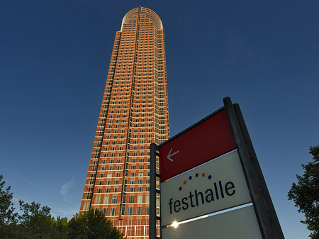 Messeturm mit Festhallenschild Fotos