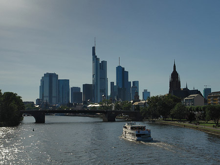 Foto Skyline von Frankfurt hinter Alter Brücke - Frankfurt am Main