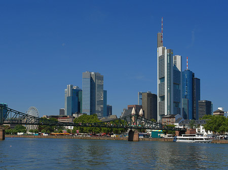 Skyline von Frankfurt mit eisernem Steg Fotos