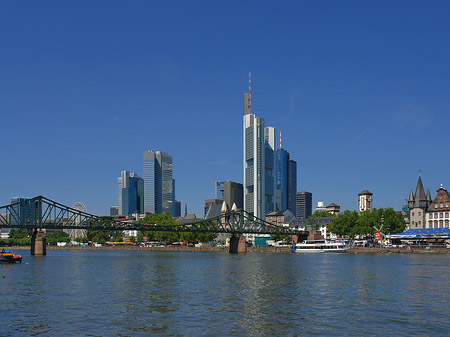 Skyline von Frankfurt mit eisernem Steg