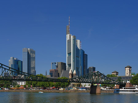 Skyline von Frankfurt mit eisernem Steg Foto 