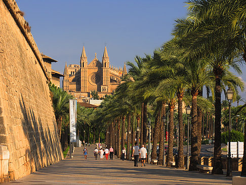 Foto Fußgängerweg an der Stadtmauer - Palma de Maljorka