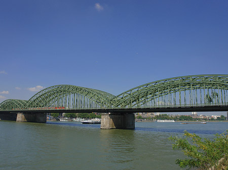 Fotos Hohenzollernbrücke mit Zug | Köln