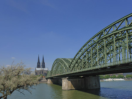 Hohenzollernbrücke am Kölner Dom Foto 