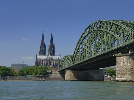 Hohenzollernbrücke am Kölner Dom Foto 