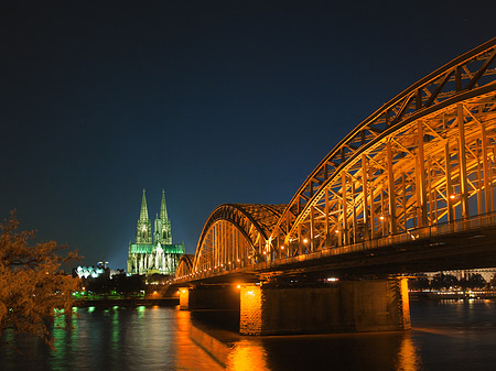 Kölner Dom hinter der Hohenzollernbrücke