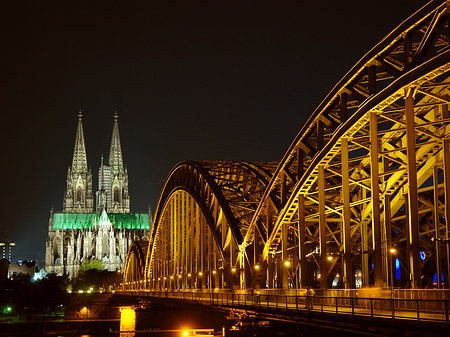 Kölner Dom hinter der Hohenzollernbrücke Foto 