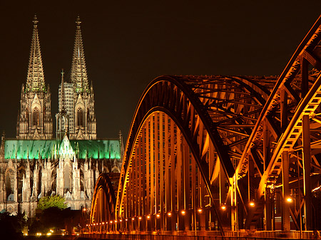 Foto Kölner Dom hinter der Hohenzollernbrücke - Köln