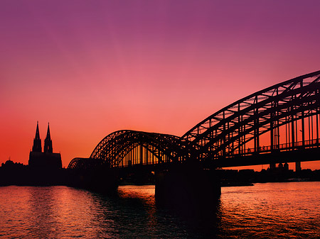 Kölner Dom hinter der Hohenzollernbrücke Fotos