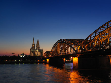 Kölner Dom hinter der Hohenzollernbrücke