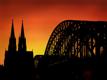 Foto Kölner Dom hinter der Hohenzollernbrücke