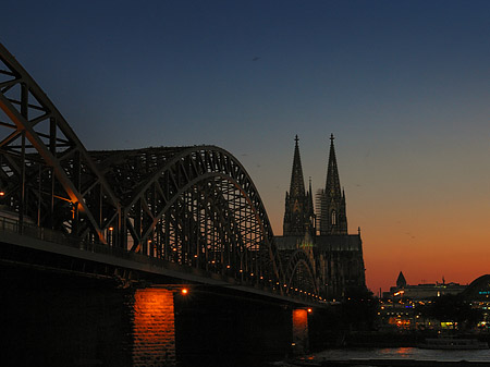 Kölner Dom hinter der Hohenzollernbrücke