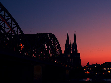 Kölner Dom hinter der Hohenzollernbrücke Fotos