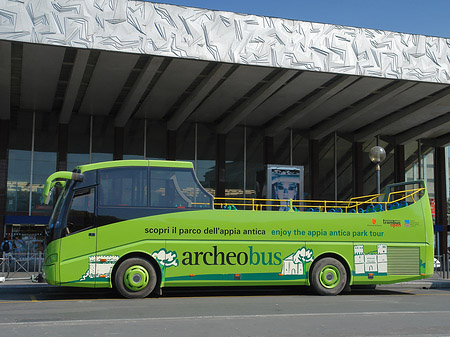 Bus am Bahnhof Foto 