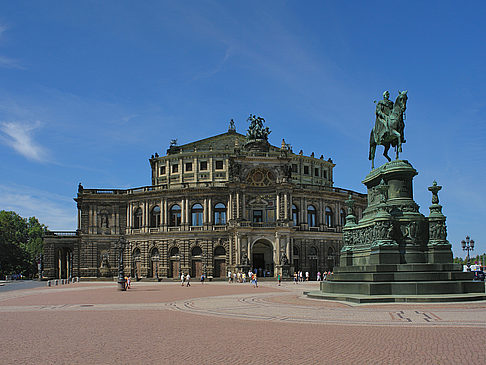 König-Johann-Statue mit Semperoper Fotos