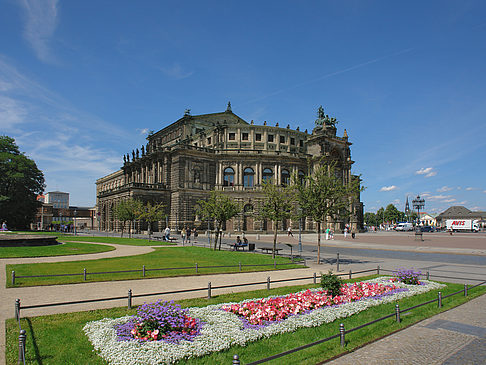 Fotos Semperoper mit Blumen