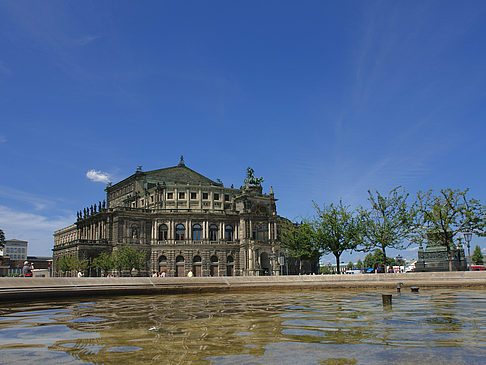 Semperoper mit Springbrunnen Fotos