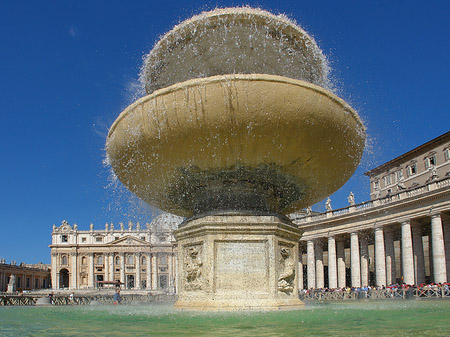 Brunnen mit Petersdom