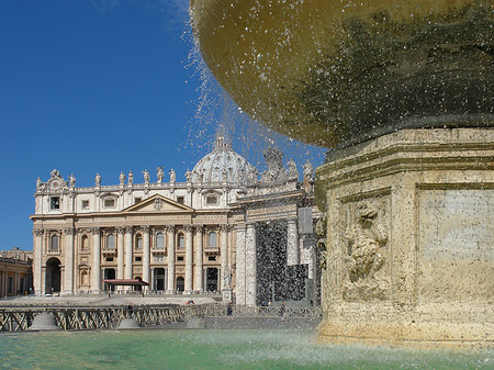 Brunnen mit Petersdom