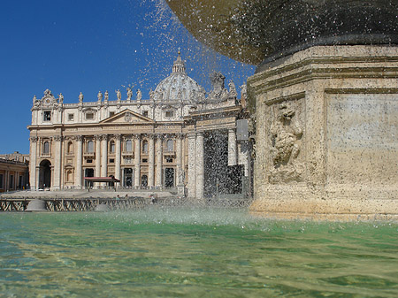 Brunnen mit Petersdom Fotos